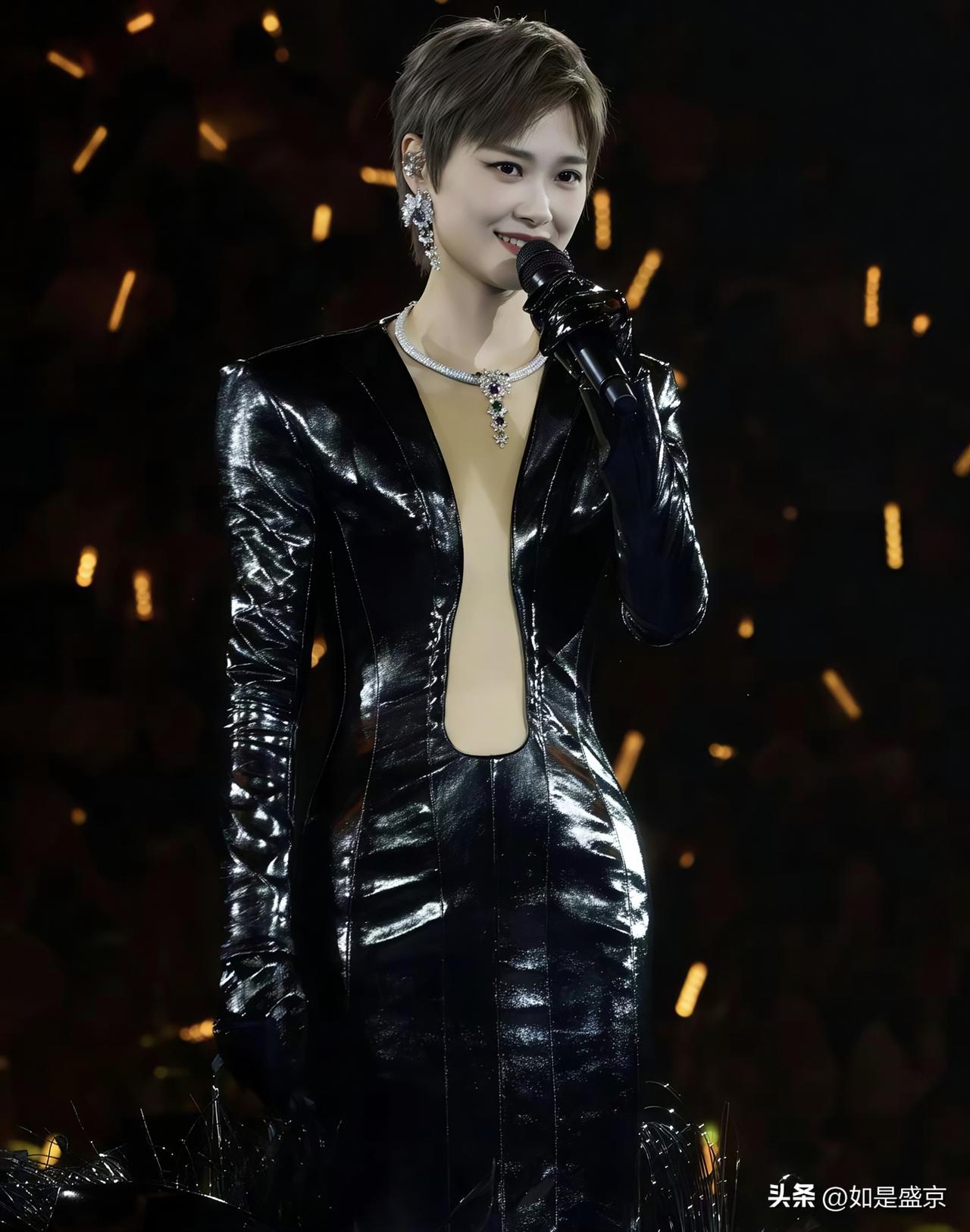 李宇春演唱会造型火了，上了热搜，是先锋艺术？还是穿反了？
 
李宇春在北京的演唱