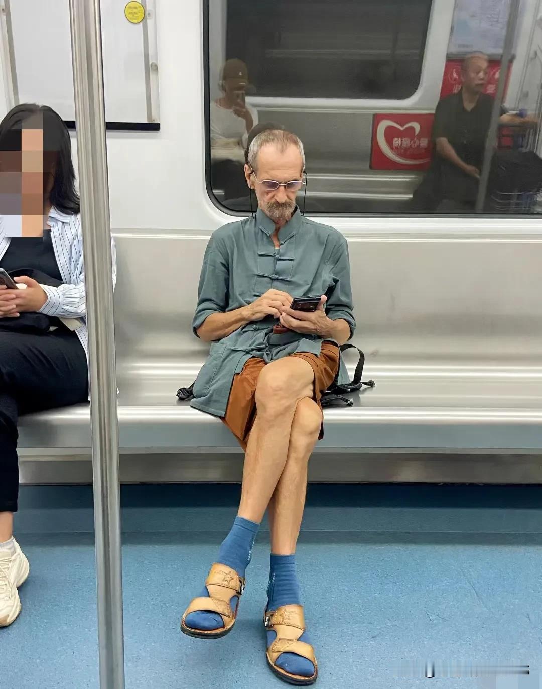有的老外穿起中式服装来真是挺奇怪的，总感觉跟他们的样子格格不入。但这位老先生就不