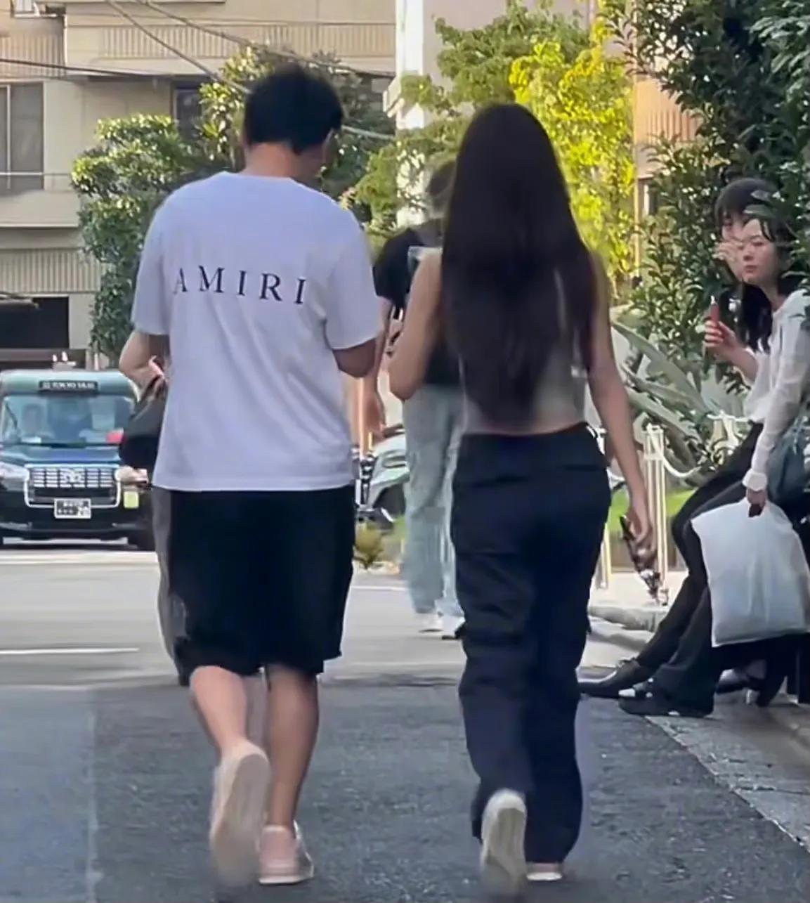 盘点王思聪的近况
他真的是每天都在被偶遇
而且是在世界各个地方被偶遇
每次身边的