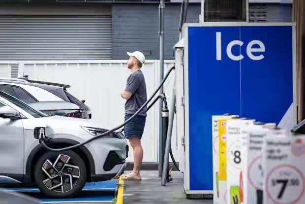 澳洲人这次是真的被油价搞怕了。

一升汽油2.53澳元，加满一辆凯美瑞要花130