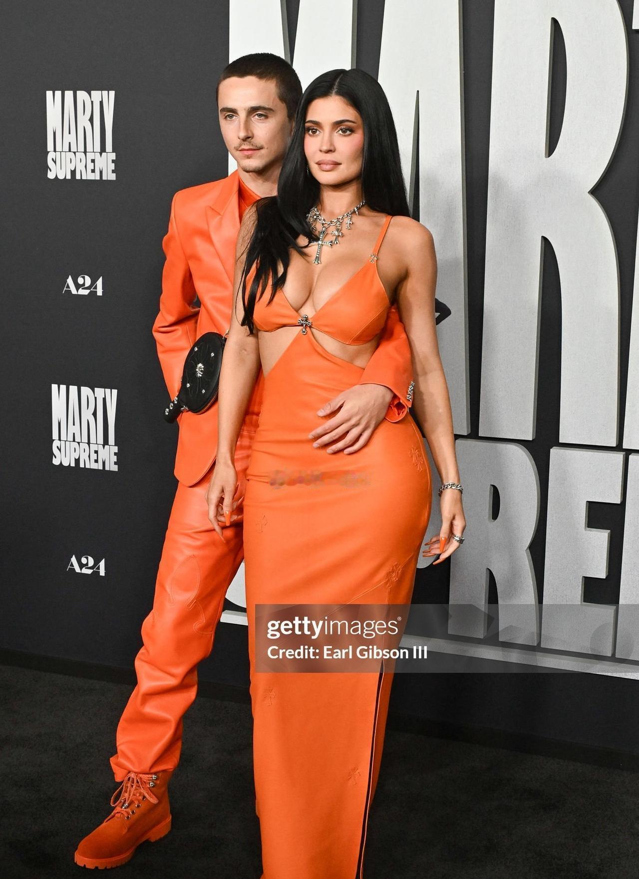 72%的“街拍偶遇”，是把吻痕当合同章签了。
你看到的是顶流情侣便利店依偎。
摄