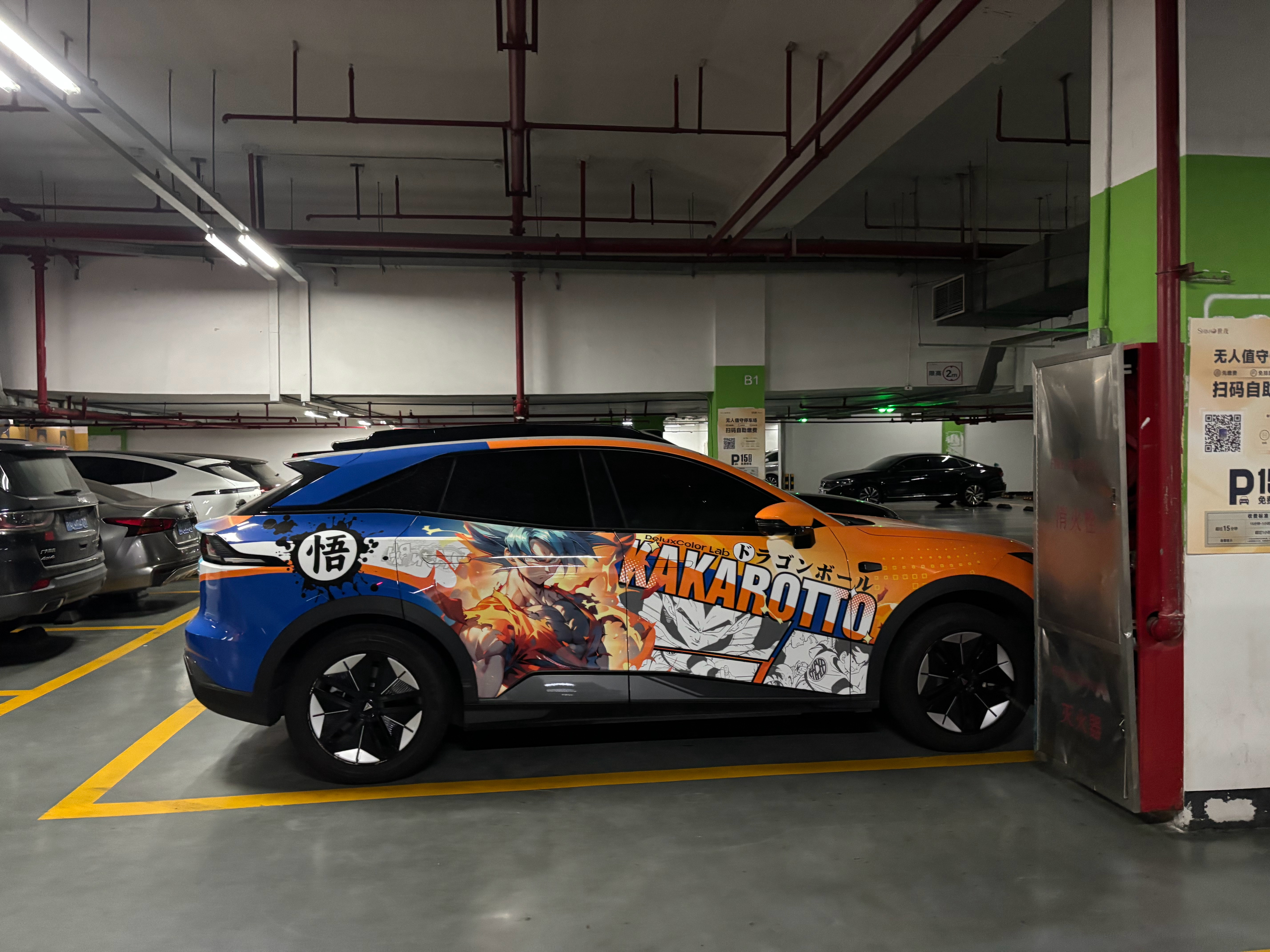 这是悟空联名车？在停车场看到一辆贴车衣的深蓝汽车，还挺帅[666] ​​​