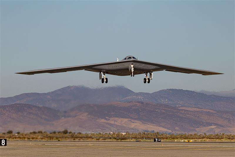 第二架 B-21“突袭者”首飞。美国空军公布了第二架B-21测试及起飞的照片。 