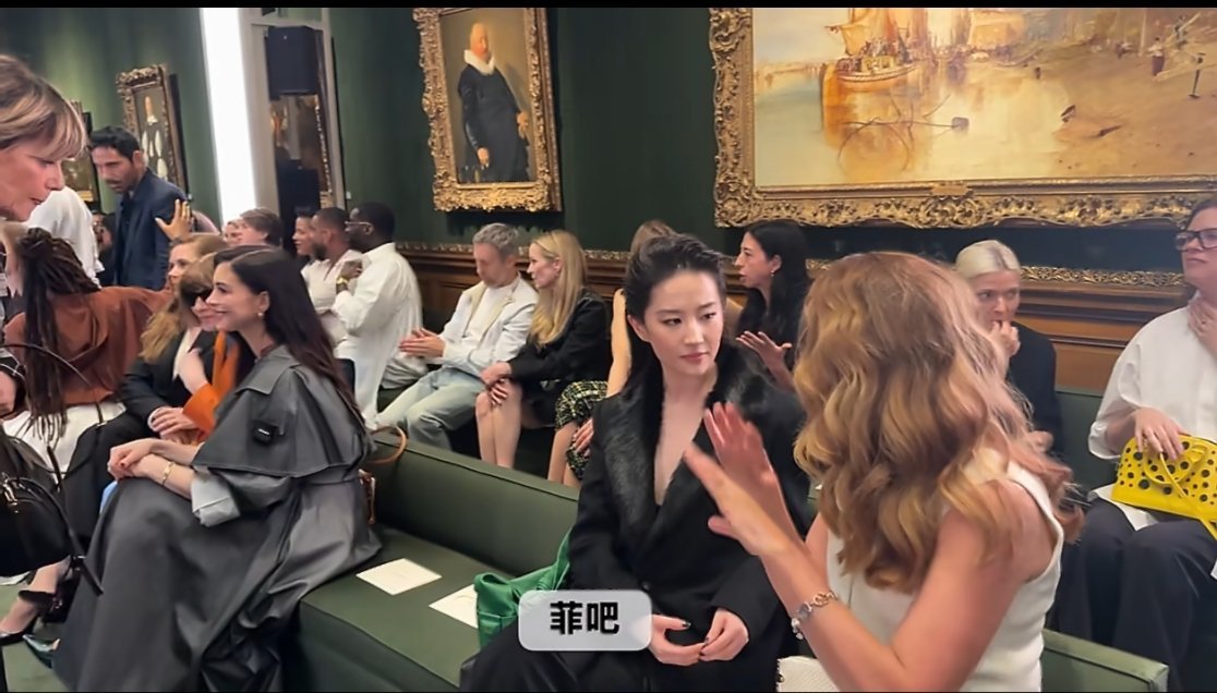 天仙好像第一次穿西装看LV秀，刘亦菲头小脸小状态太好了