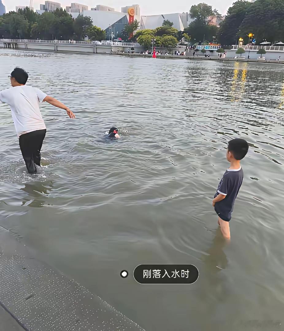 我昨晚刷到天津之眼那段监控，心里咯噔一下——一家四口开开心心去玩，5岁小的掉水里