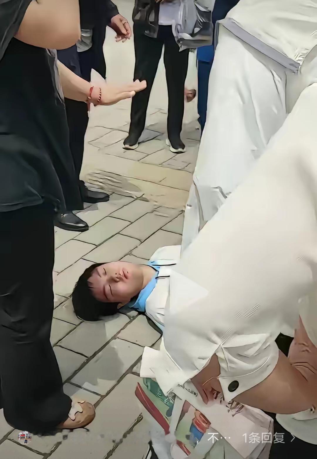 高考后空翻那一下，真没必要。

6月9日下午，一个刚考完试的学生在校门口试着后空