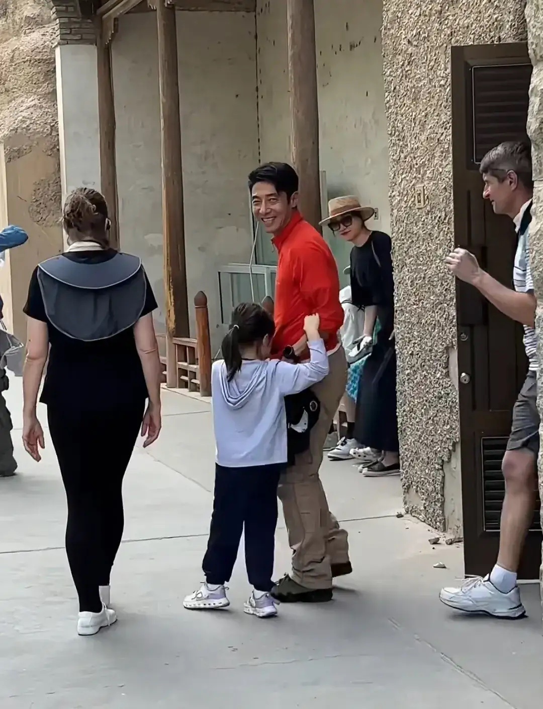 撒贝宁和家人到甘肃敦煌旅游，加拿大籍妻子李白的身材好高挑，夫妻俩一人牵着一个孩子