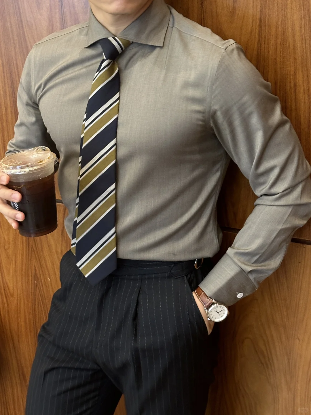 看看这件衬衫👔穿搭能硬控你几秒❓