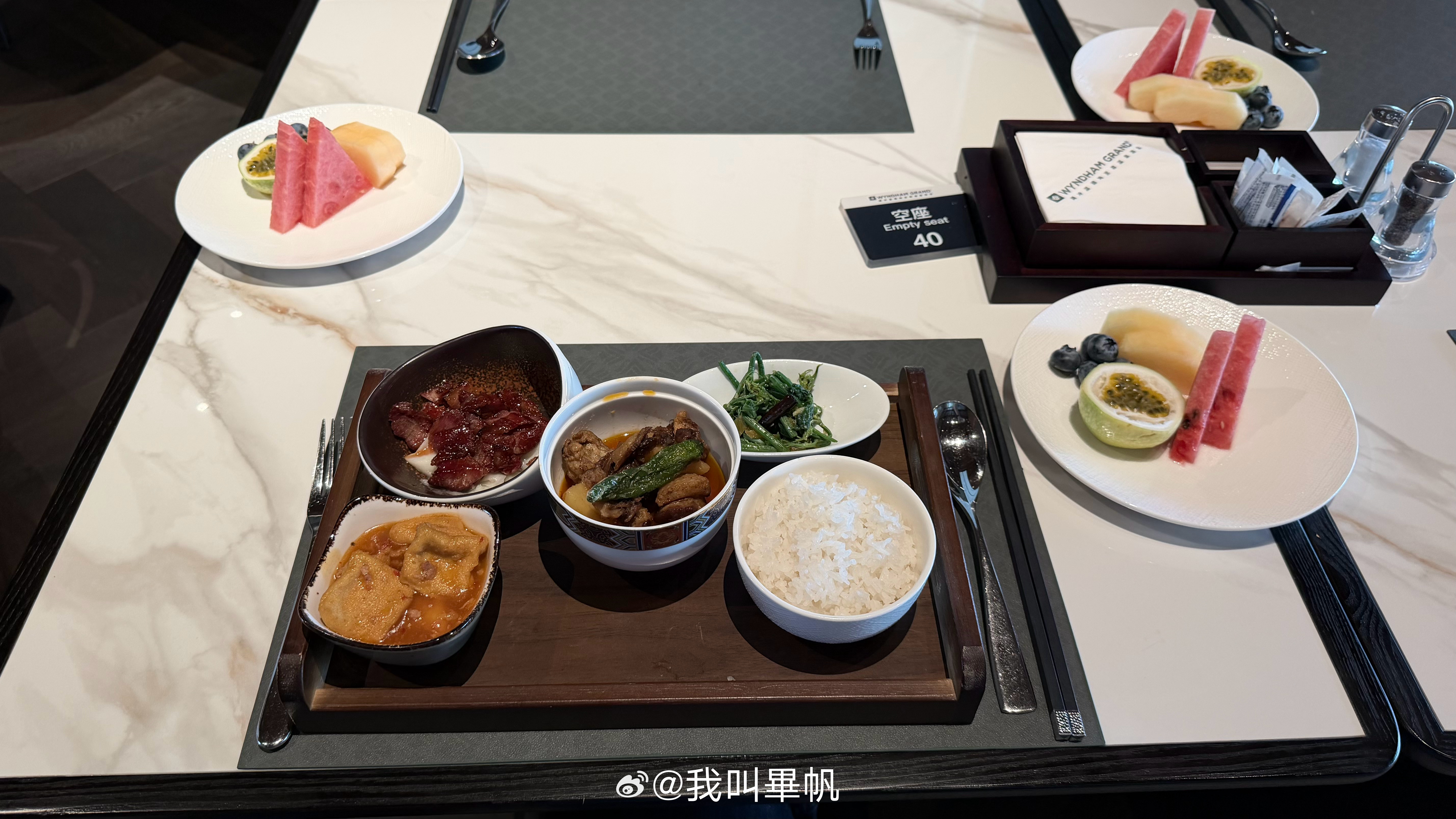 酒精博主昨晚有点尽兴！今天状态满分！午餐过后，马上干活儿！  ​​​