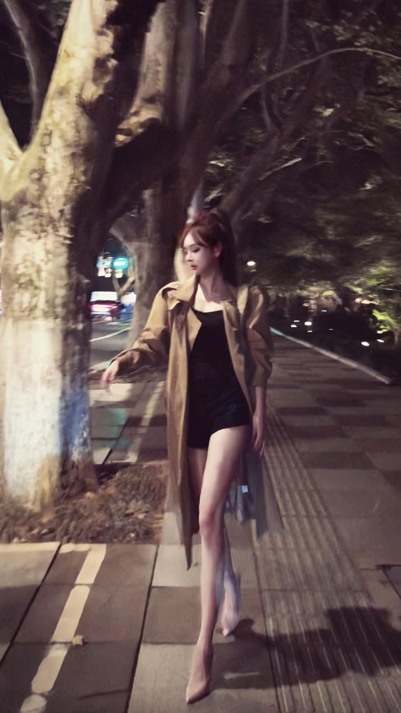 共饮此秋。风衣穿搭