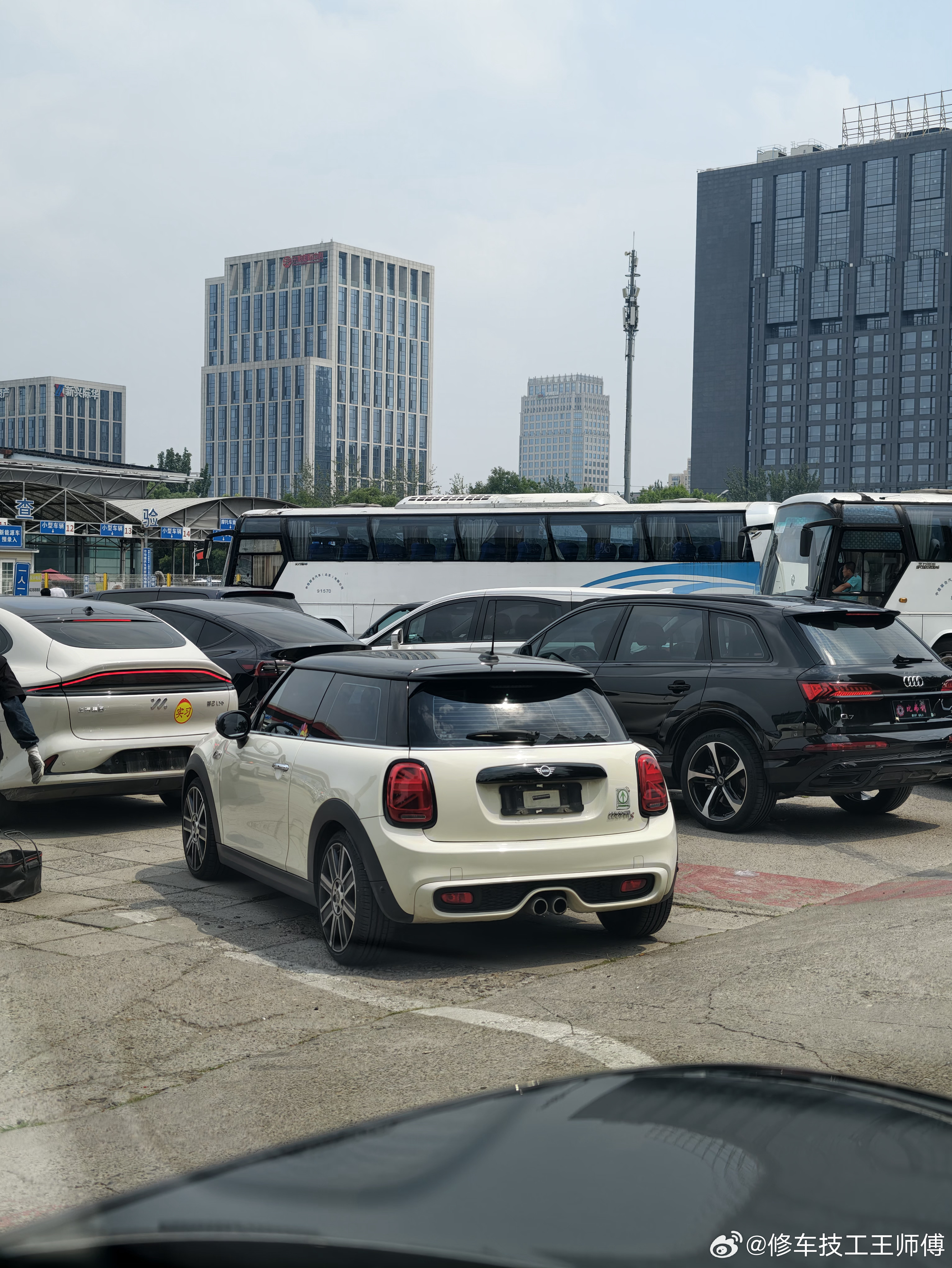 问了下二手车商，最近几个月燃油车价格整体崩盘，尤其是BBA，行情掉了20%，他们