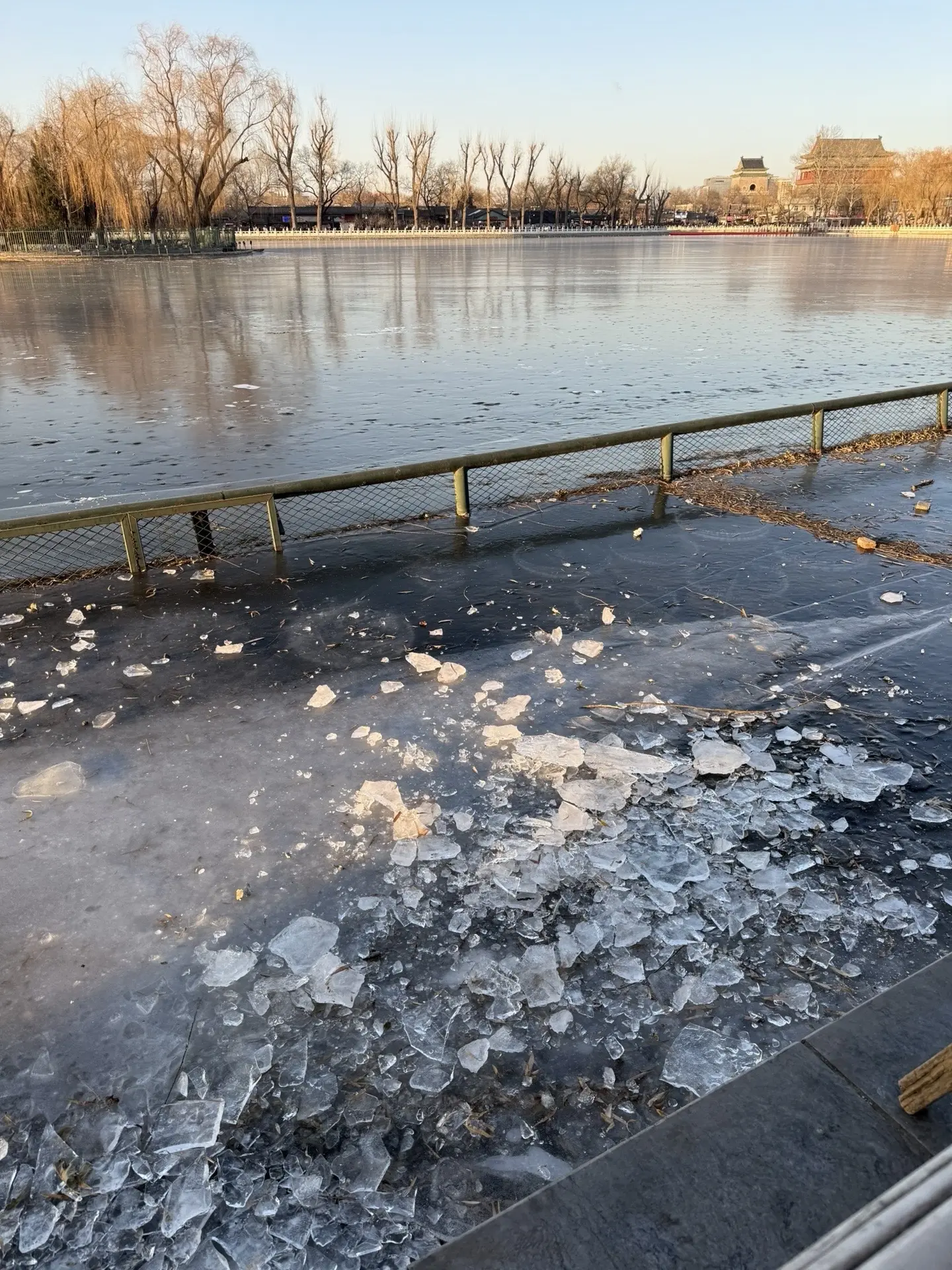 等到了冬天 我们再去北京吃奶皮子 铜锅涮 烤鸭 去环球 好不好