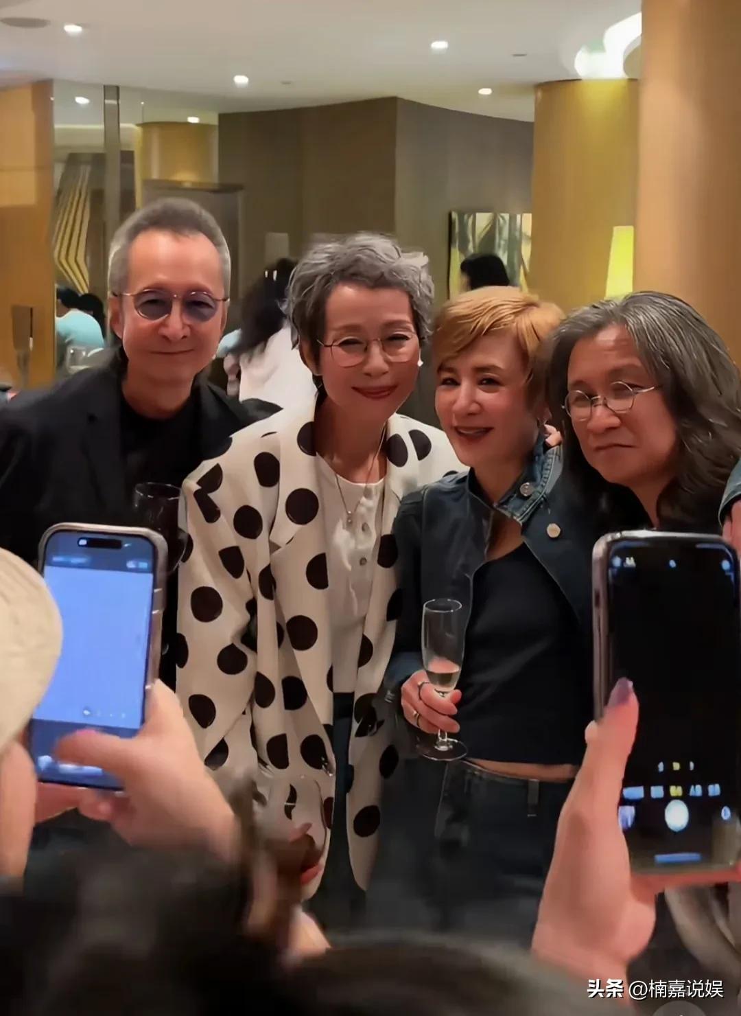 叶童夫妻俩和吴君如夫妻俩，一起参加聚会同框，叶童和老公的感情看着不错啊！
叶童满