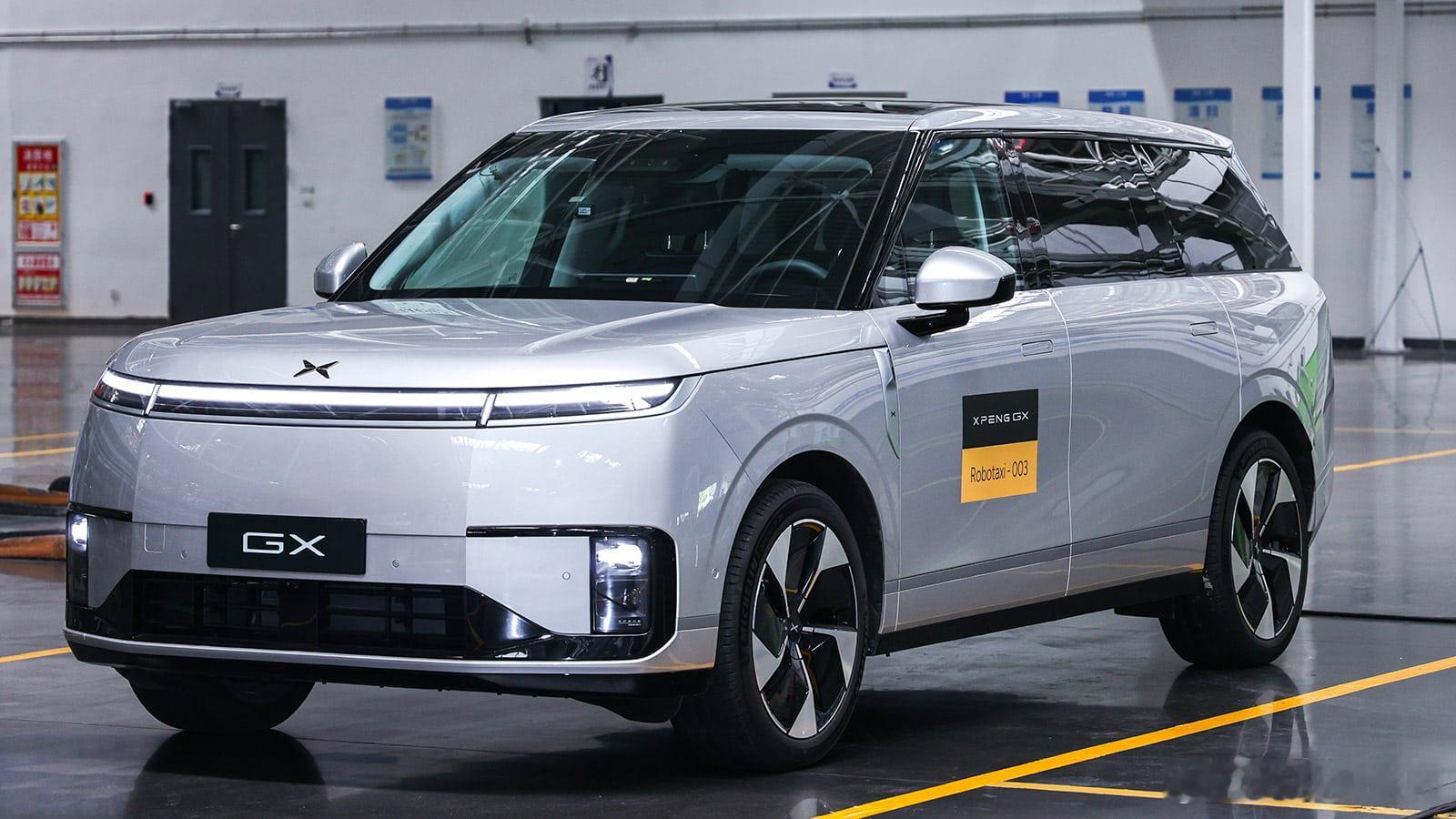 Robotaxi 见过不少，终于有一台是并非外面后装一堆附加设备的，看着跟普通家