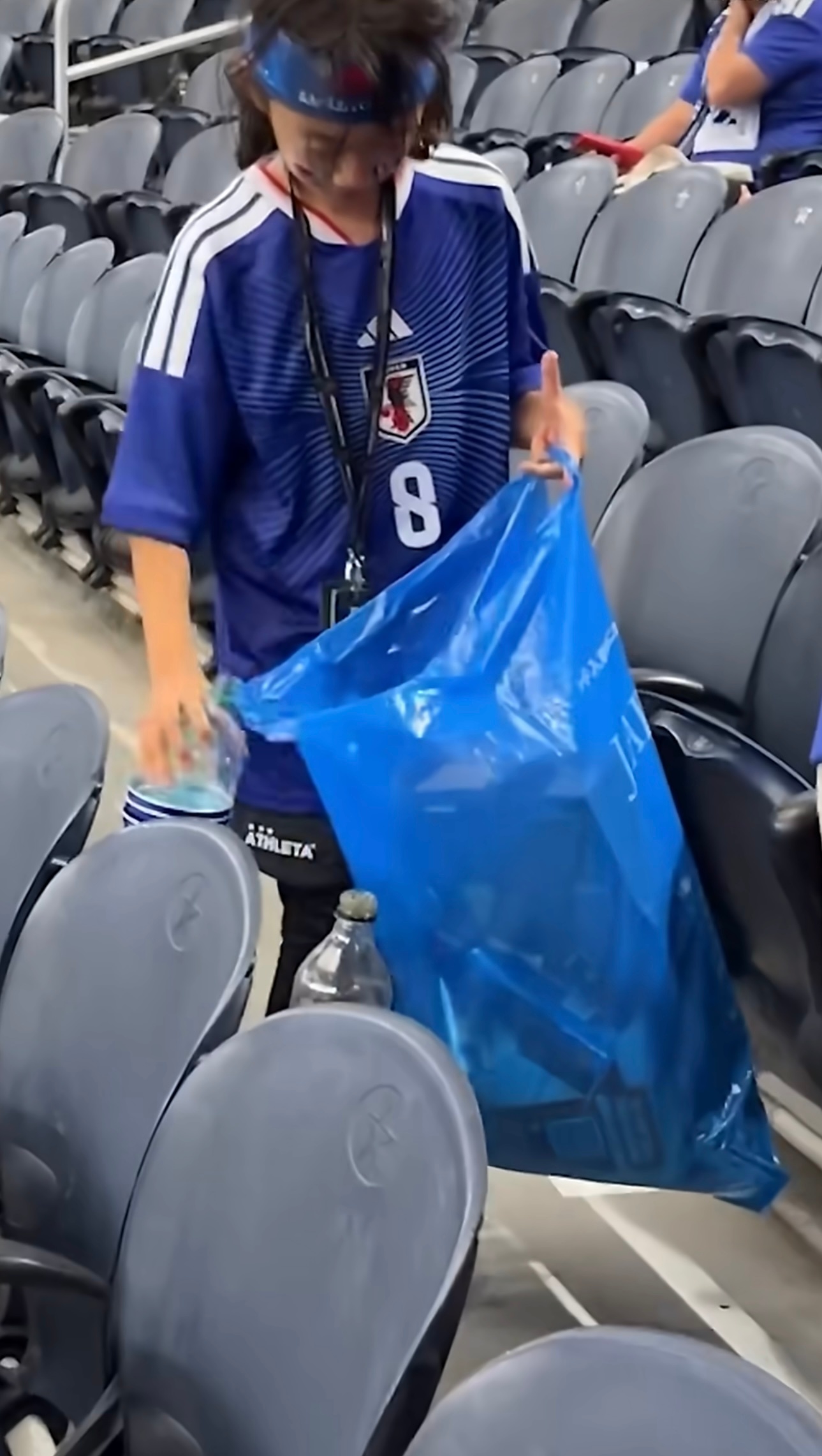 FIFA致敬日本球迷赛后清理球场……很难评日本人也就小来小去的事儿能表现出素质血