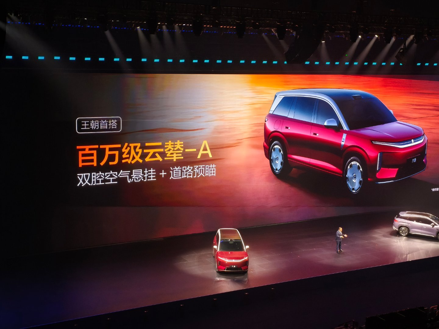 这估计是比亚迪对标极氪x9和零跑d19的车了，后轮转向都上了，车内6平方比亚迪第