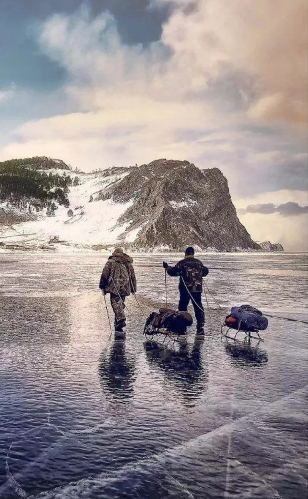 贝加尔湖水结成各种奇异形状的冰！