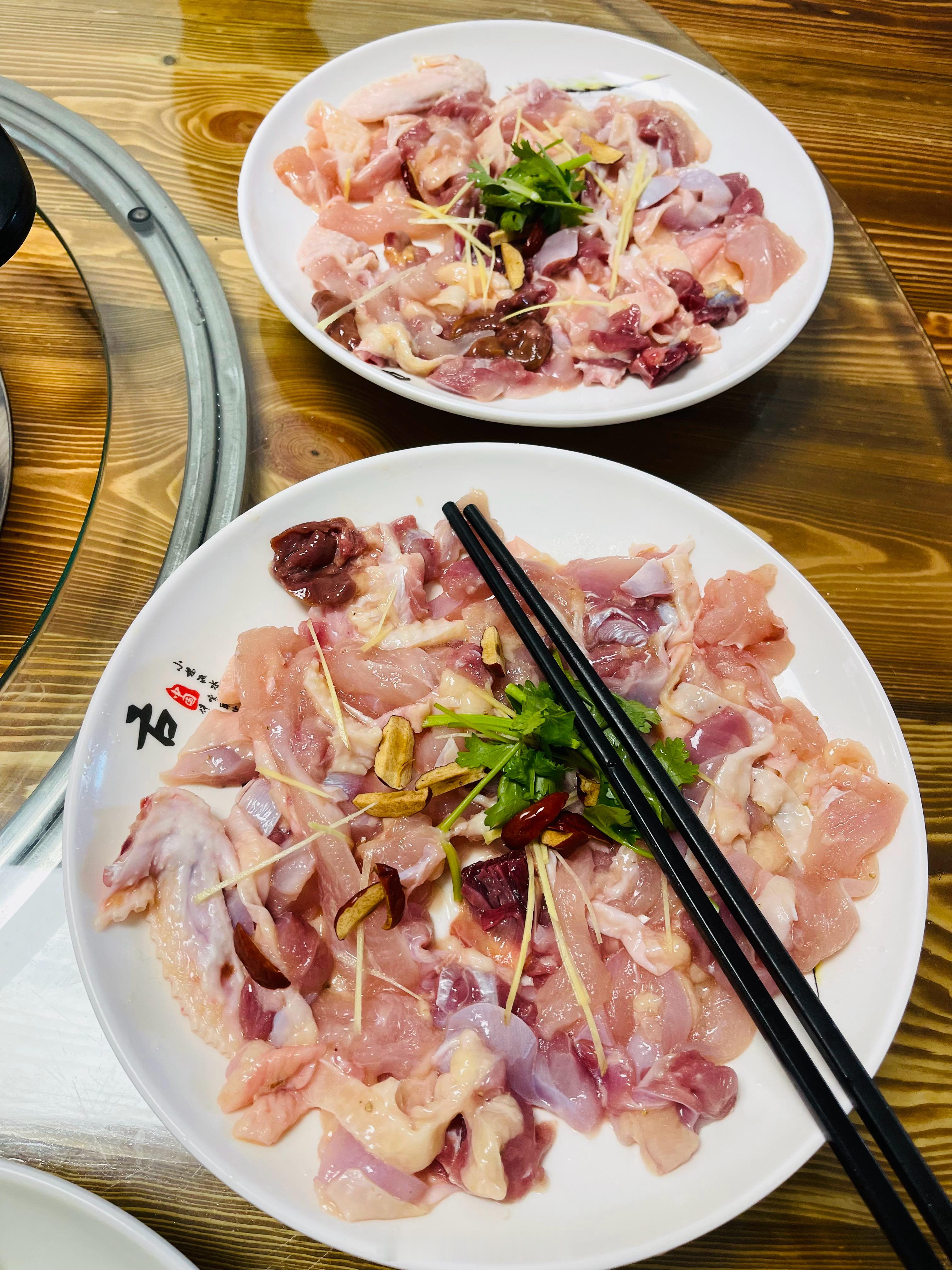 今天中午吃桑拿鸡[舔屏]底下还有药膳汤底[舔屏]台风天喝暖暖的汤整一个美滋滋啊[
