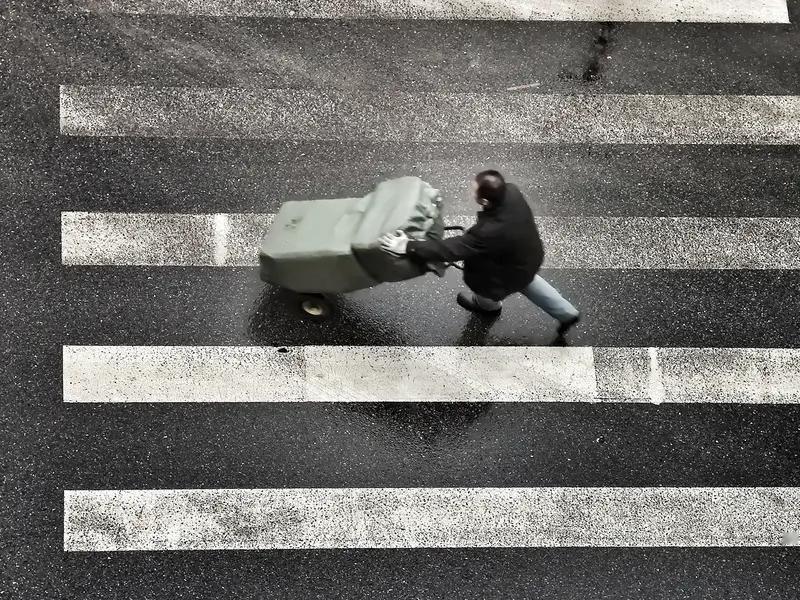 心存侥幸闯禁行 酒驾冲人行道难逃严惩
 
夜间交通整治有序开展。执勤民警在路口设