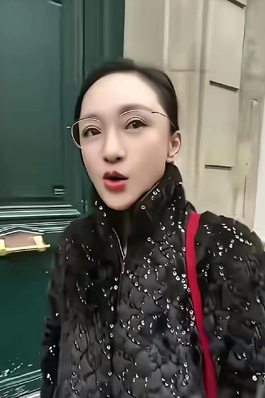 当年灵动秀丽的“周公子”周迅，转眼间已年过半百。不过，她越年长，越有几分杨昆的模