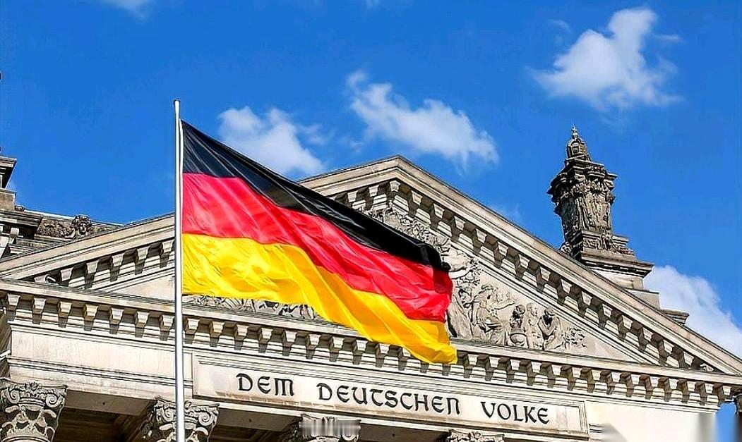 特朗普一记关税大棒抡过来，德国连24小时都没扛住，直接撤兵了。
就13个人，从格