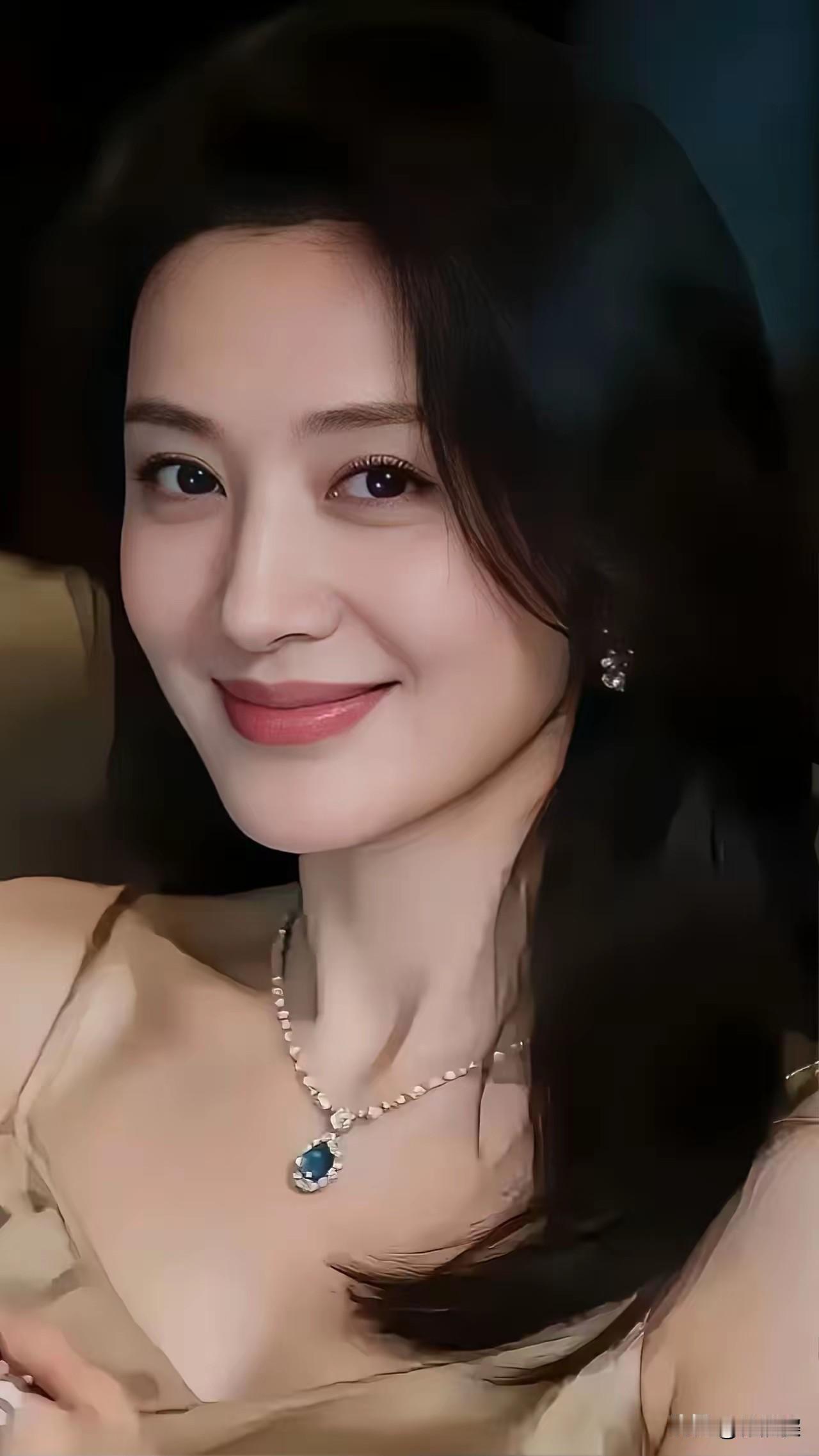 倾国倾城，国色天香，
绝代佳人，眉目如画，
沉鱼落雁，闭月羞花
婀娜多姿，百媚千