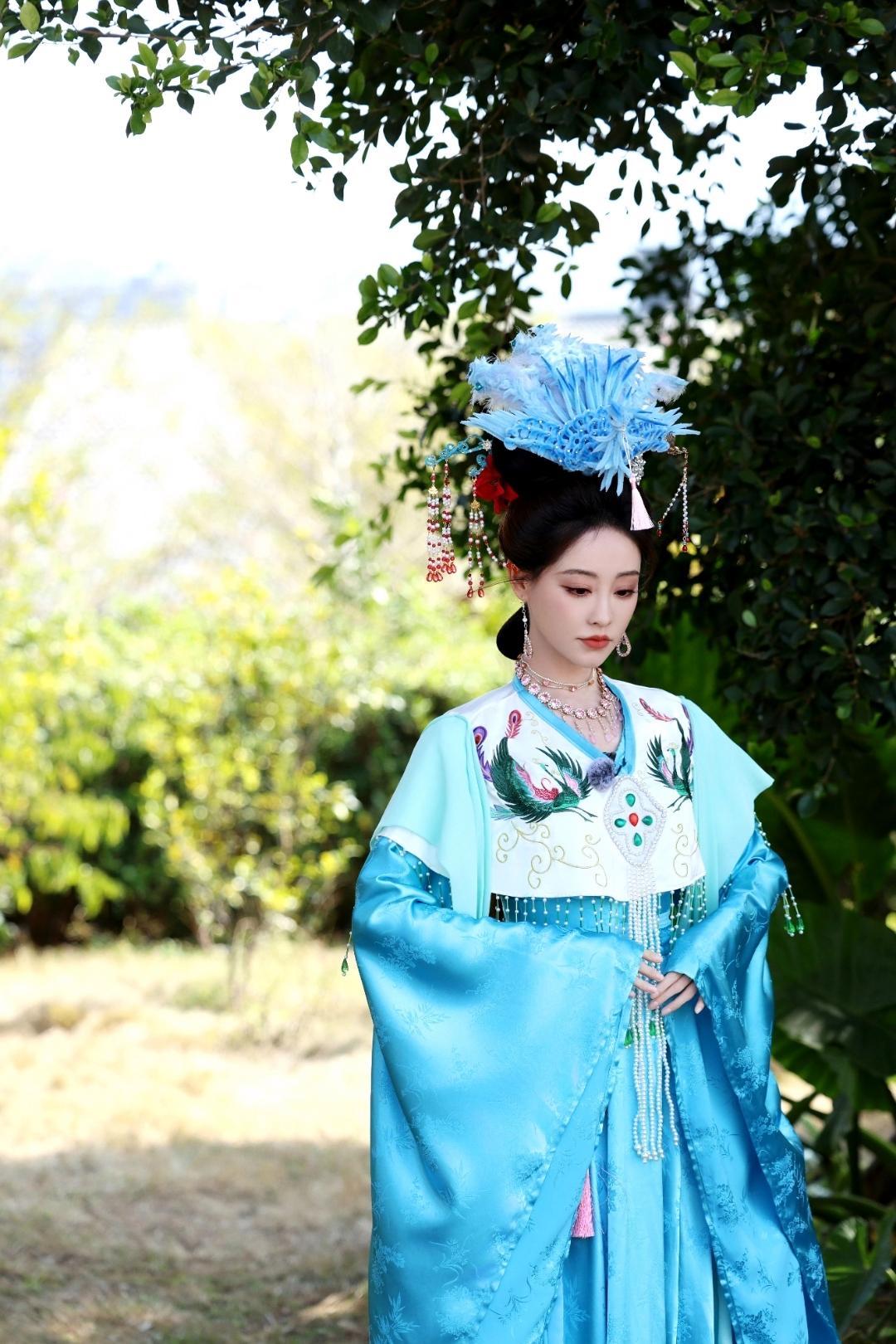 祝绪丹古风造型太绝了，一眼梦回千年
一袭水蓝色古风华服，衣身绣着精致的翠羽纹样，