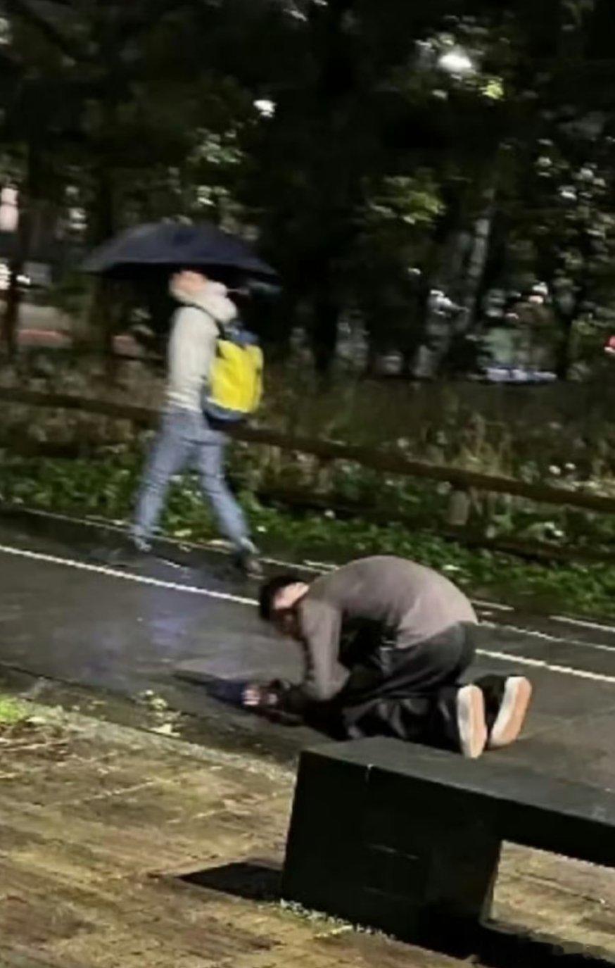 汪小菲在台北街头磕头下跪，汪小菲人现在也废了，精神不正常了已经，打击实在太大了。