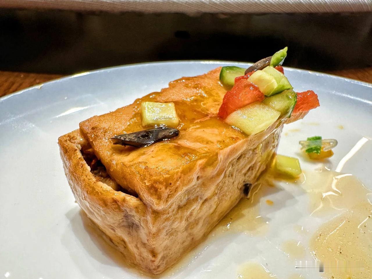 朋友老王自陕西西安归老家，特地绕路来淄博探望我，心心念念想吃一顿地道的淄博菜。[