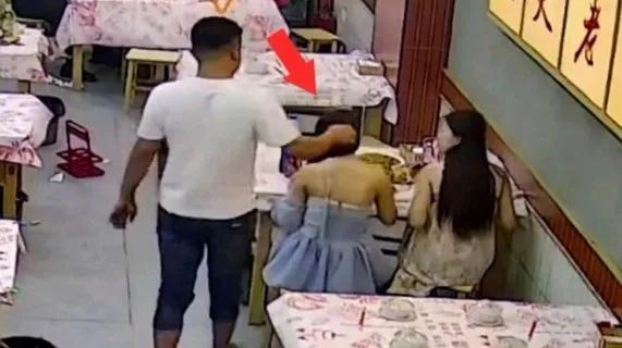 “你有病啊？”姑娘站起来，声音发颤。男人咧嘴笑：“摸一下怎么了？又没少块肉。”凌
