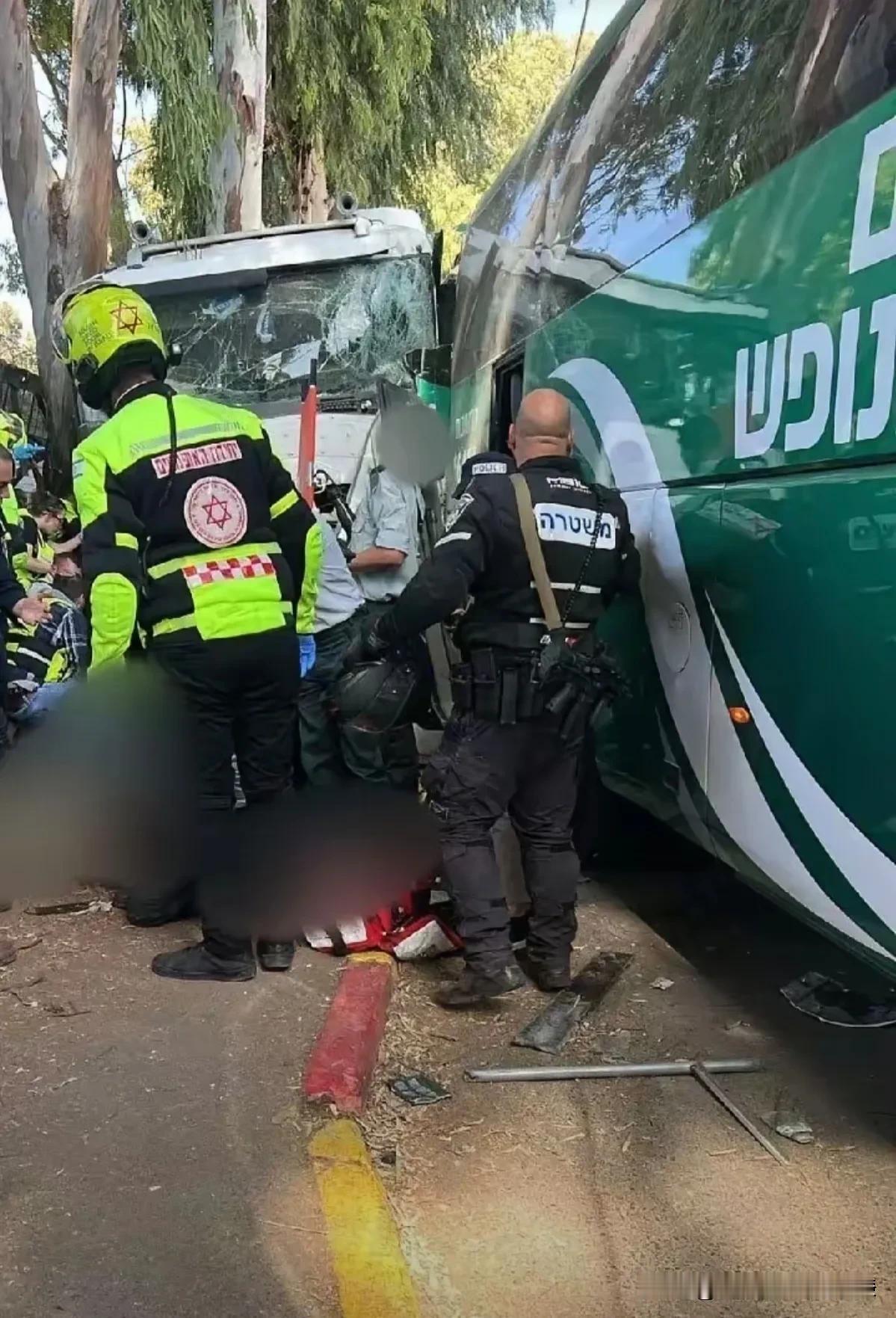 特拉维夫突发！一辆疯狂卡车闯入公交车站，撞伤数十名士兵，现场惨烈！

这事儿真是