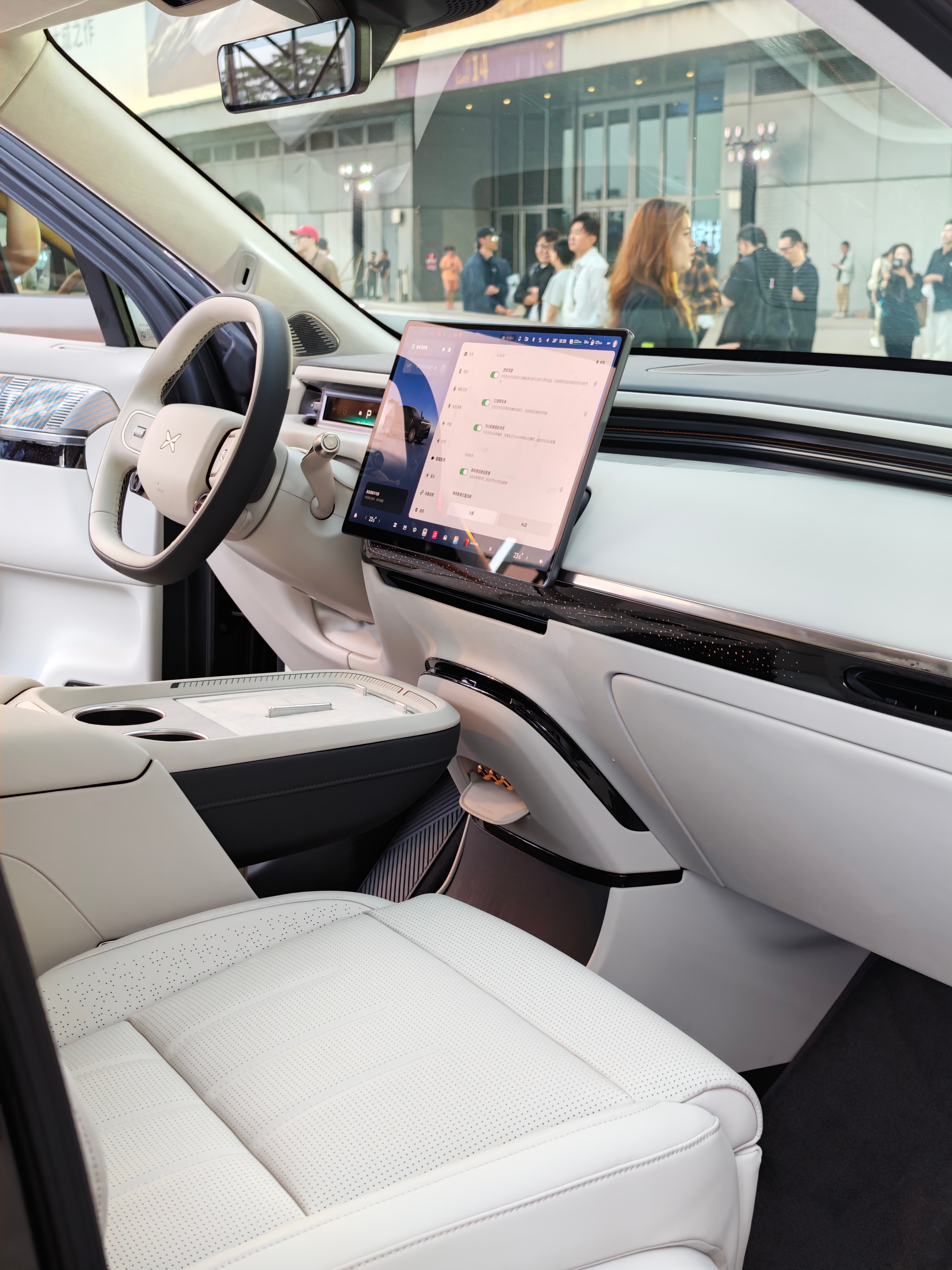 小鹏gx 个人唯一推荐配色，黑外白内，没有第二个更帅的选择，信我。 