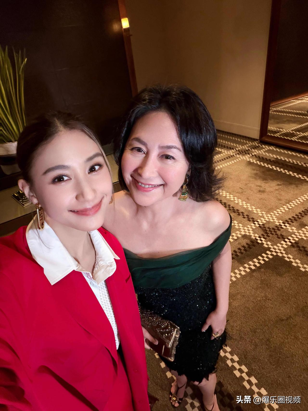 ❤️何超莲分享和姐姐何超琼的合照，打破了外界的不和猜测。虽然并非一母同胞，但两人