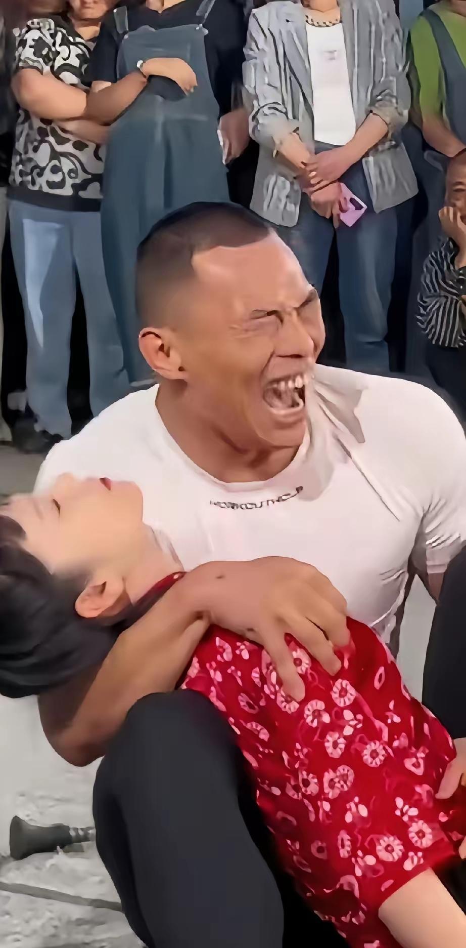 听说是心梗走的，一个好男儿撕心裂肺的大哭。
男儿有淚不轻弹，
嚎啕大哭为情深。