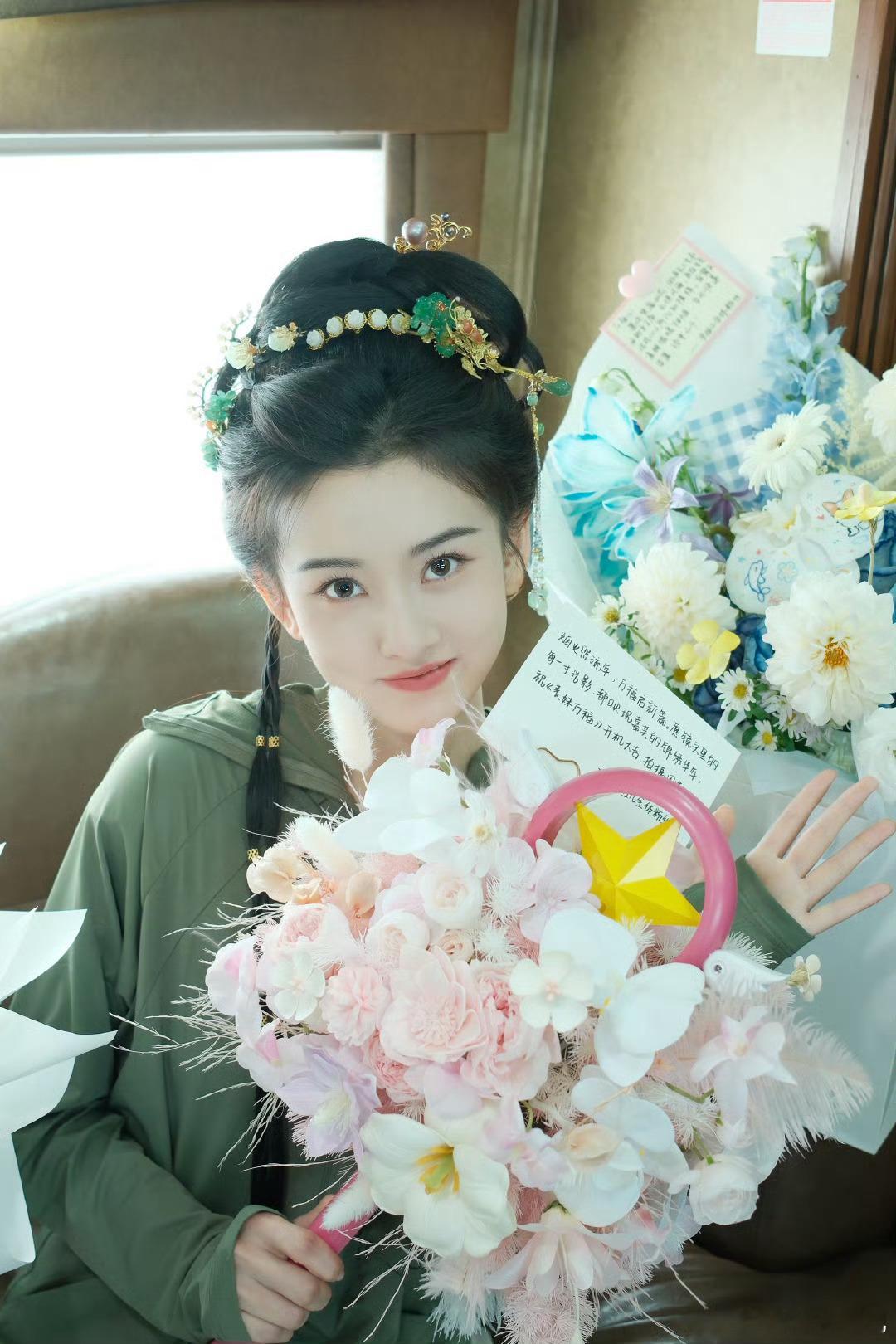 宋祖儿表妹万福新妆造 看看梳化[拜托] ​​​