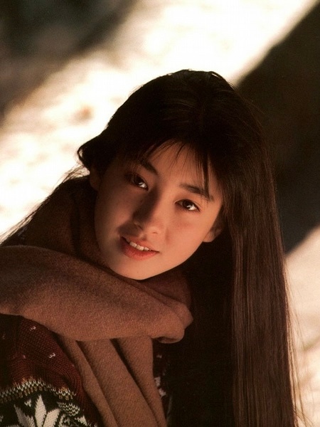 1988年，十五岁的宫泽理惠，在摄影师野村诚一的镜头下。 ​​​