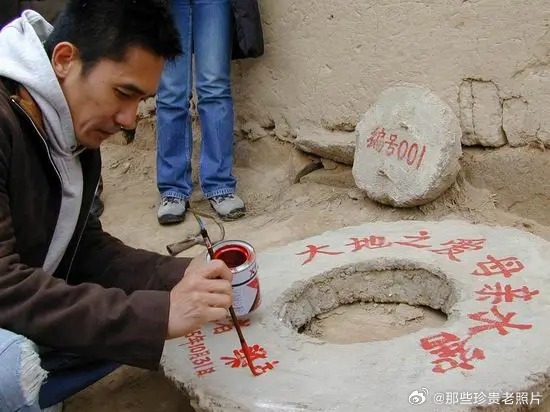 2005年，身为某慈善机构形象大使的梁朝伟考察了甘肃省兰州市榆中县豆家村的缺水情