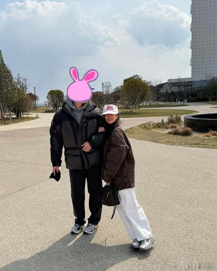 孙艺珍晒与玄彬合照孙艺珍挂在玄彬身上甜蜜暴击来袭！即使照片被精心打码，可玄彬望向