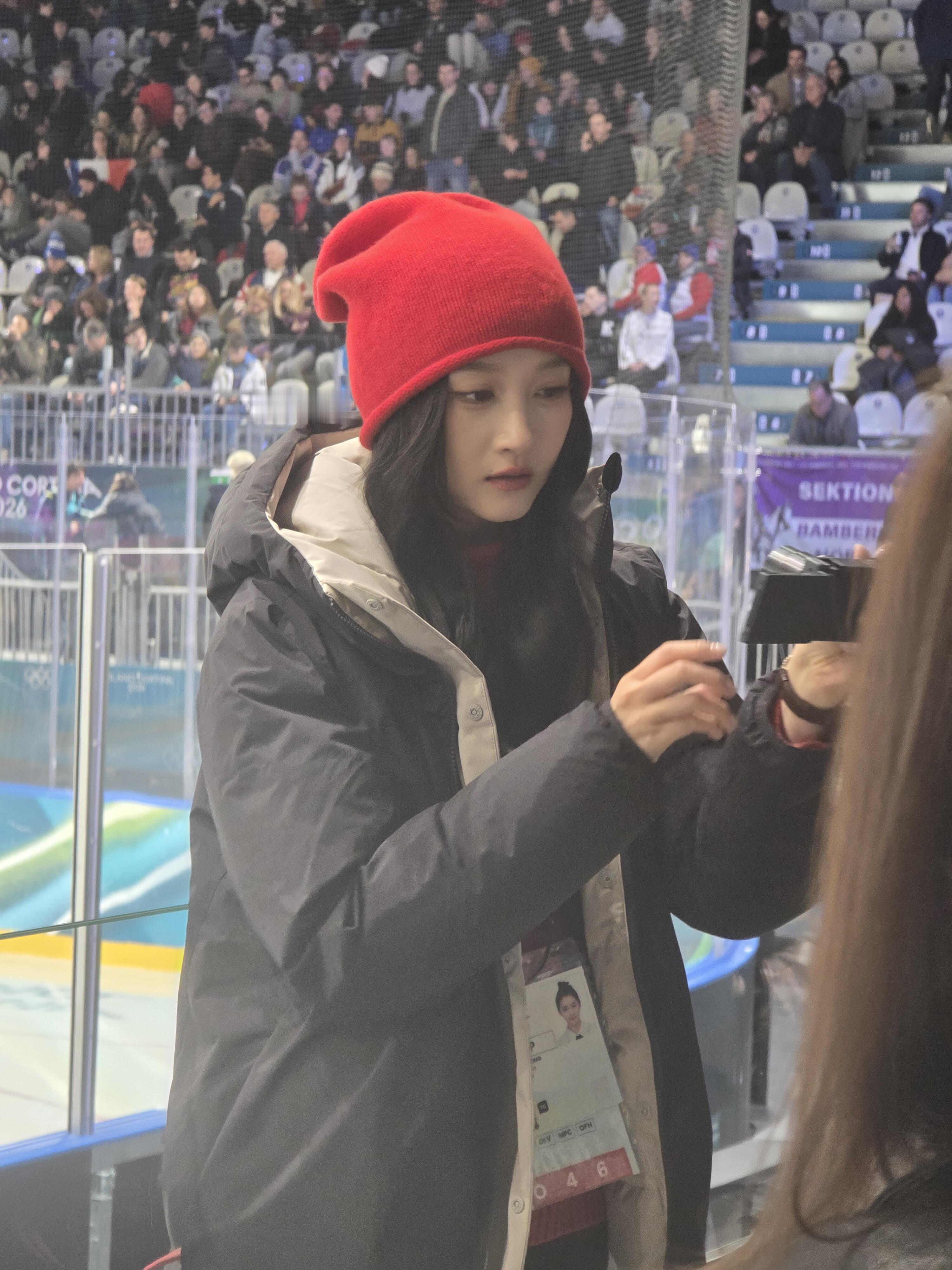 关晓彤在米兰冬奥看冰球比赛，路拍生图好看成这样