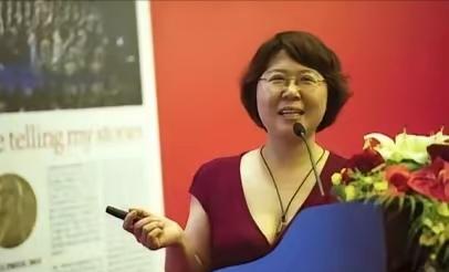 莫言的女儿管笑笑快“笑”不出来了！有人扒出她博士论文或抄袭或水洗。作家都抢着让女