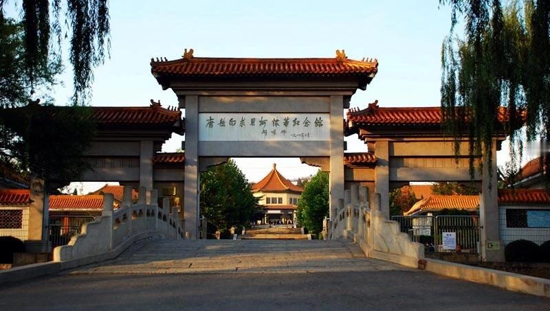 柯棣华，印度人，1910 年 10 月 10 日出生于印度孟买省绍拉普尔市，19