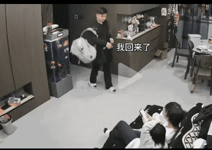 三天没见老公，就这么秀恩爱了，注意点形象好不好，孩子们都在跟前呢。