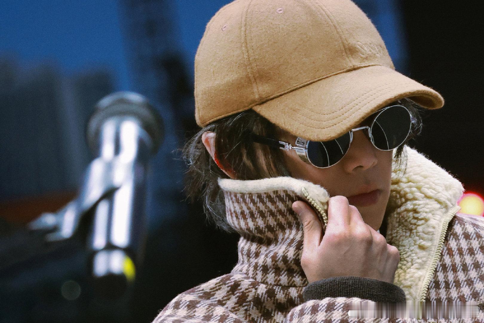 华晨宇海口站彩排图华晨宇yu 与环环并肩完成每一道流程，让音与光在此安稳落地。海