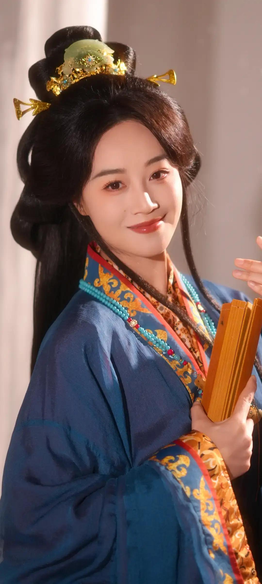 蓝盈莹古装造型温婉典雅，手持古风书卷，仿佛穿越千年，带来一股书香气息。
风过鬓边