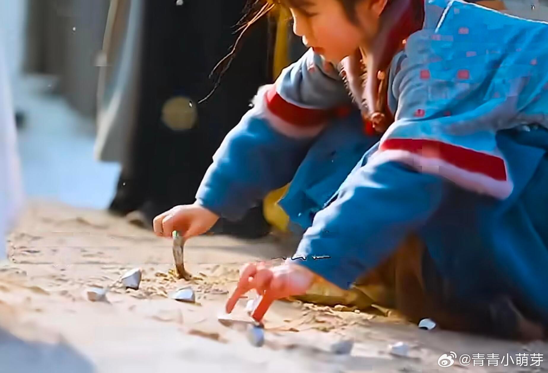 《逐玉》里，长玉妹妹长宁捡钱的一幕，实在令人心酸。长玉被羞辱，对方扔钱让她捡，小