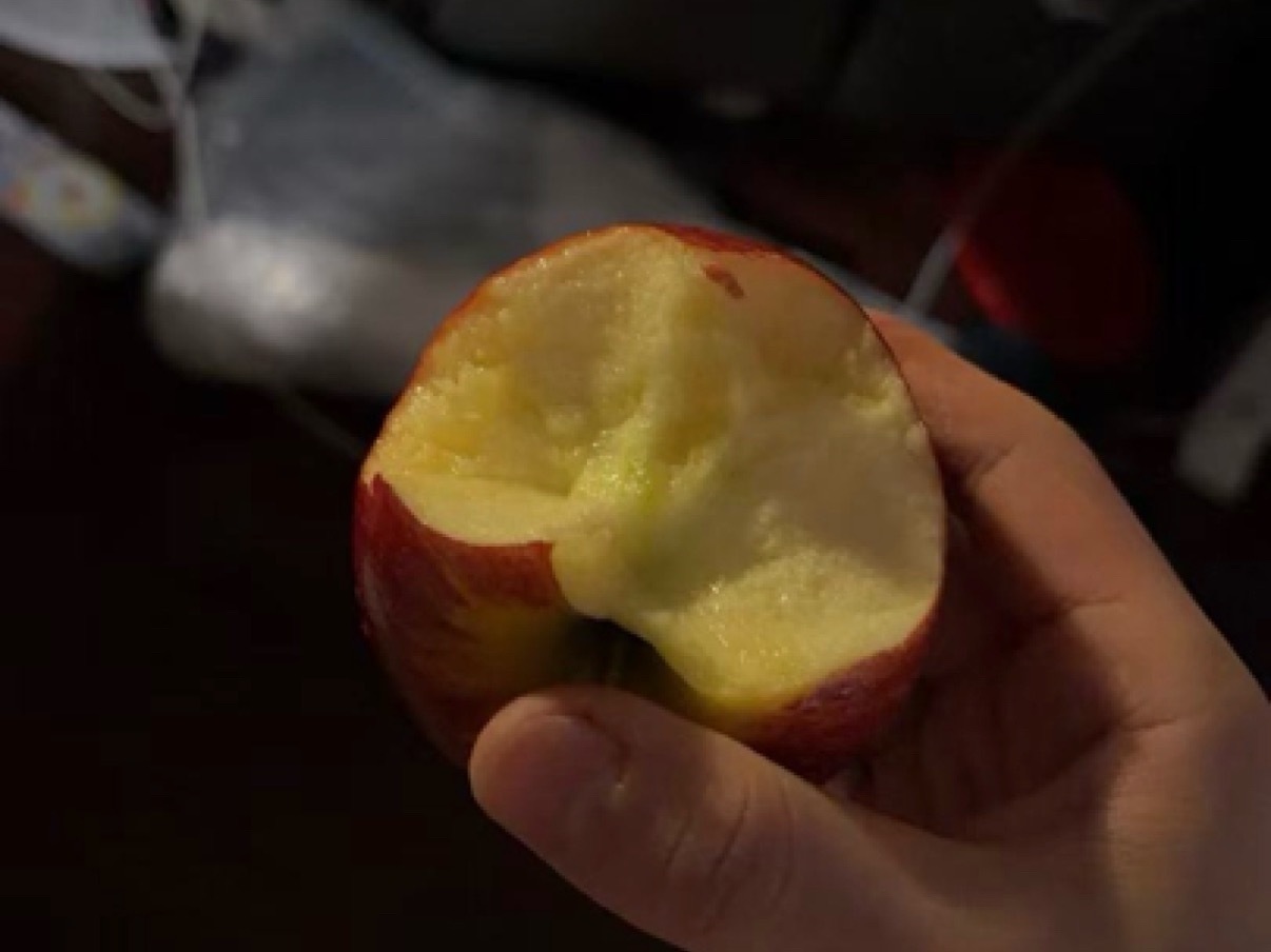 不懂就问，这个苏新皓到底有多喜欢吃苹果啊！ 