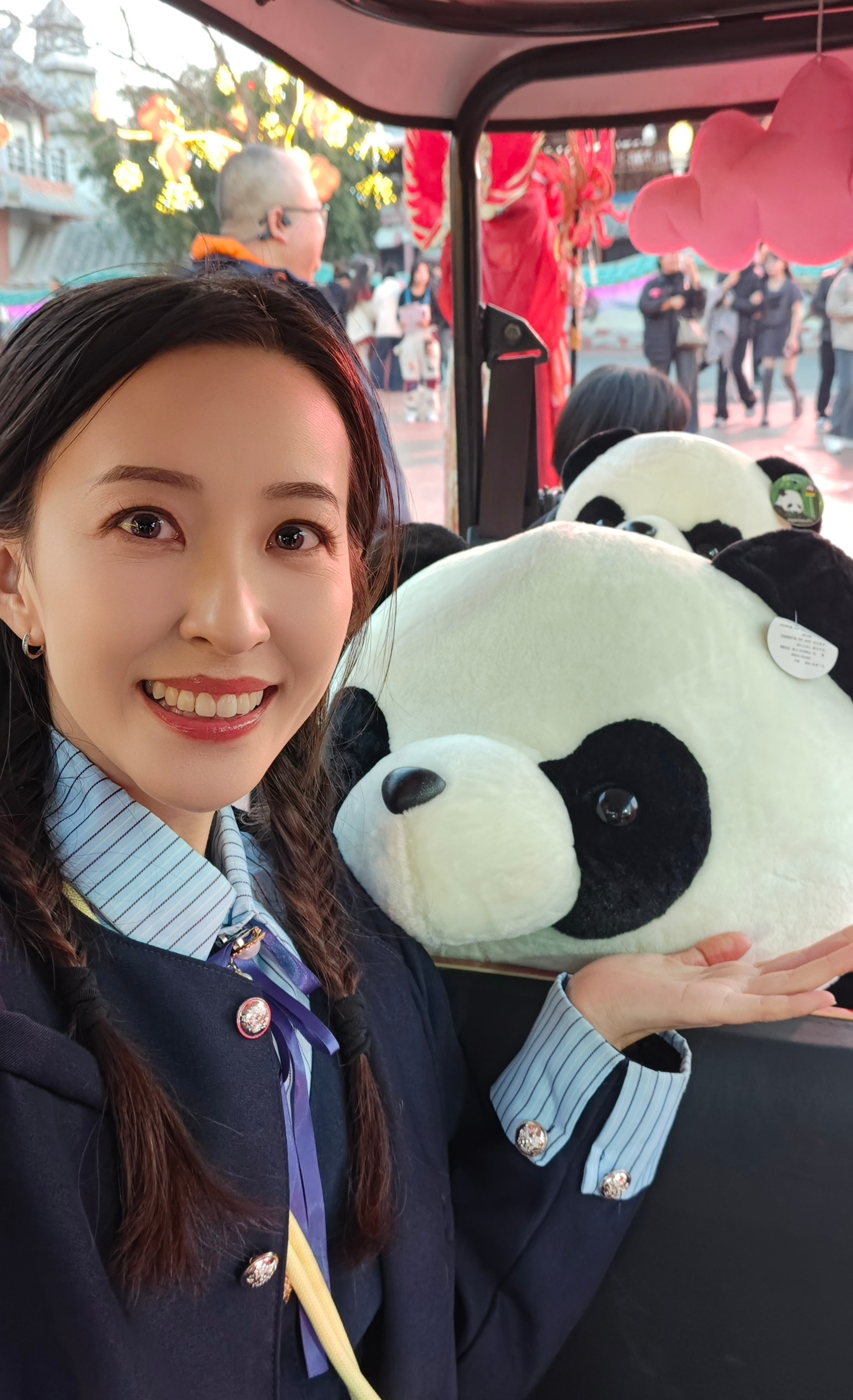 游乐园用枪打气球，赢了个熊猫我厉不厉害