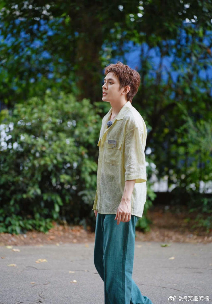 李佳琦演我出门遇见可爱小狗《合伙人》路透可爱出圈，李佳琦偶遇小狗瞬间失去抵抗力，