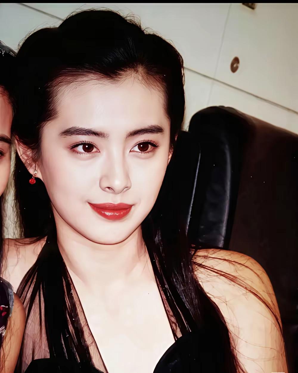 六十岁的王祖贤一点也不老
因为车祸导致她面容大变
也许这就是她变丑的原因了！