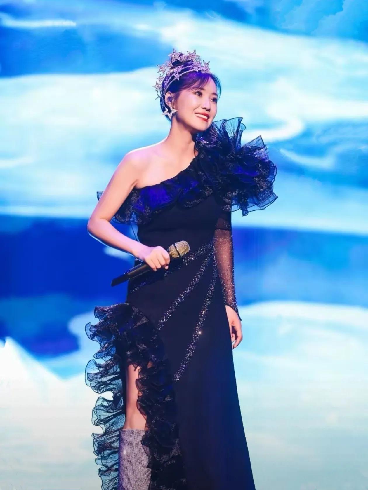 最近，许多人都在攻击诋毁云朵，说她“过河拆桥”争版权，“忘恩负义”不联系，人品问